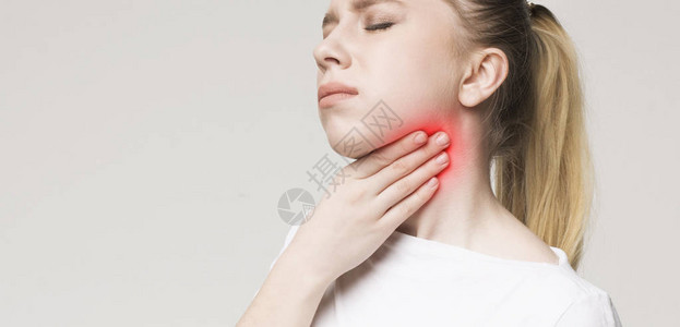 年轻妇女喉咙疼痛颈部全景空无间的脖子图片