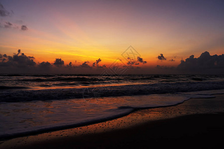 日出前海滩上的大海景观背景图片