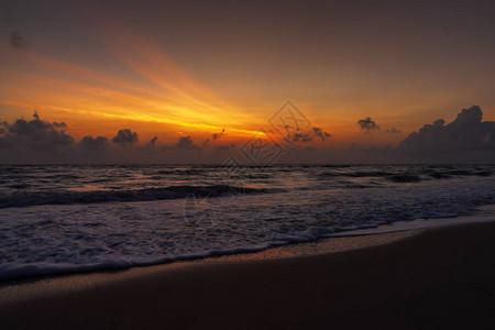 日出前海滩上的大海景观背景图片