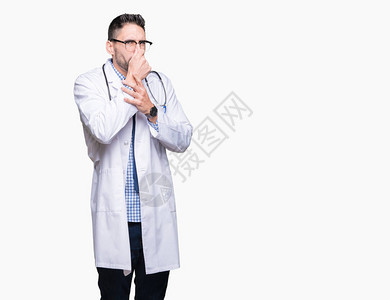 身处孤立背景的英俊年轻医生男子闻到一些臭味恶心无法忍受的气味图片