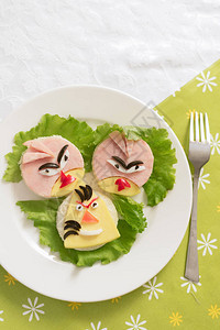 儿童食品有趣的鸟形三明治绿色背景的儿童菜单图片