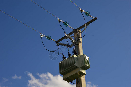 电线杆上的电流互感器图片