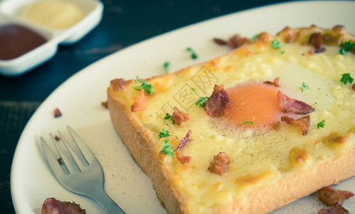 早餐蛋黄培根火腿奶酪配面包吐司和香菜图片