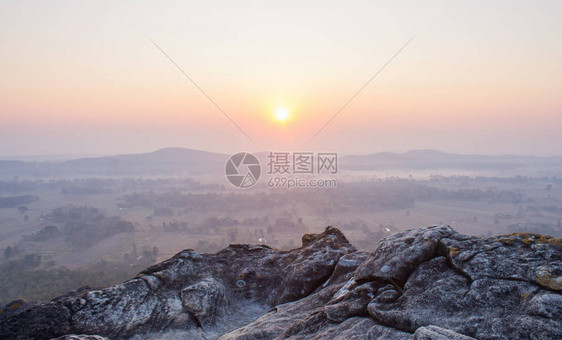 在PhaHuaRuePhayao景点泰国旅游的日出泰国北部帕尧旅行中日出天空和薄雾的天图片