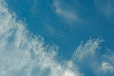 湛蓝的天空中的多孔层图片