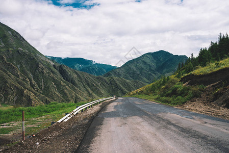 山地高速公路横穿山坡图片