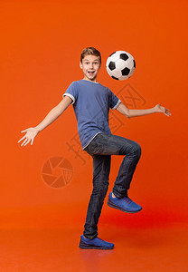 博爱的情绪男孩玩足球橙图片