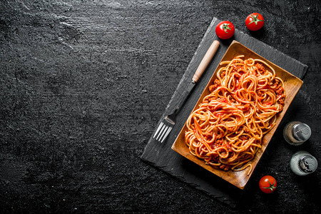 香料和西红柿的盘子上沾着意大利面图片