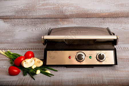 牛肉在电烤架上煮熟在烧烤蔬菜的周围放着图片