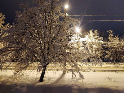 白雪皑的冬天的城市冷冰的景色图片