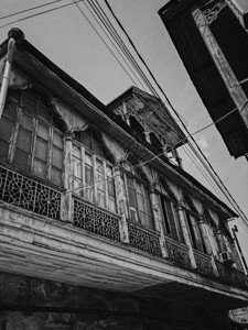黑色和白色的古董阳台一个木制欧洲房子欧洲旧建筑图片