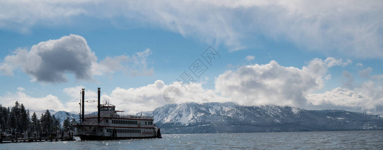 看塔霍湖的一艘蒸汽船背景图片