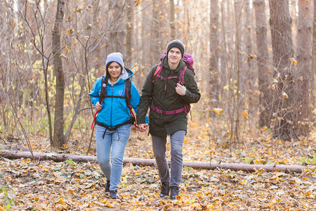 冒险旅行旅游远足和人的概念微笑的情侣背着包在秋天的自图片
