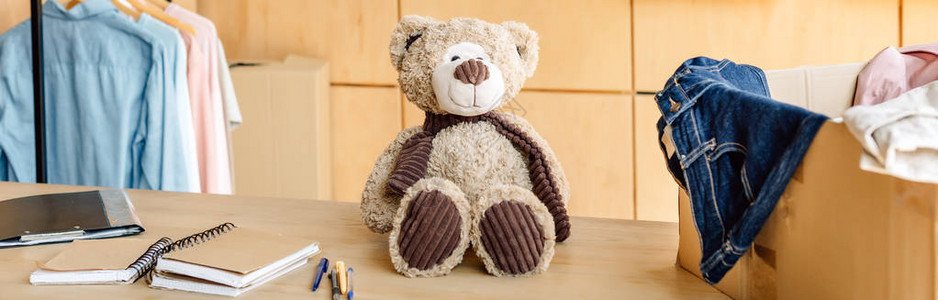 用泰迪熊装有衣服和笔记本的图片
