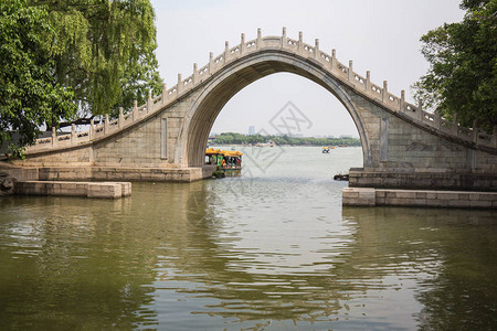 月亮门大桥高度圆形的拱形人行天桥高拱和它的倒影形成一个圆圈图片