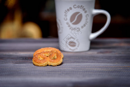 餐桌上加糖的曲奇饼干在咖啡杯的背景之下图片