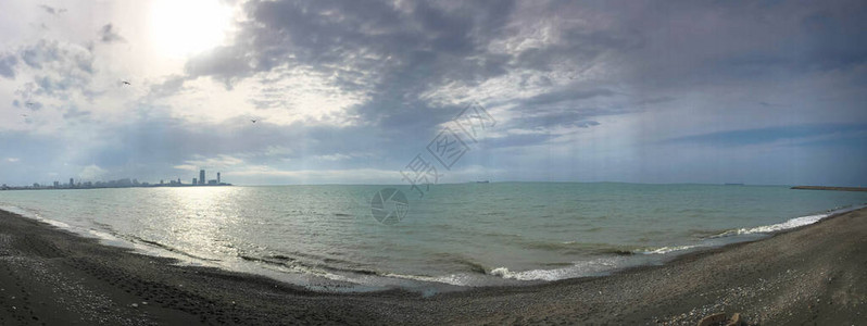 美丽的多色圆石在海河流湖泊池塘海洋和沸腾的水中图片