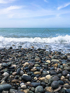 美丽的多色圆石在海河流湖泊池塘海洋和沸腾的水中图片