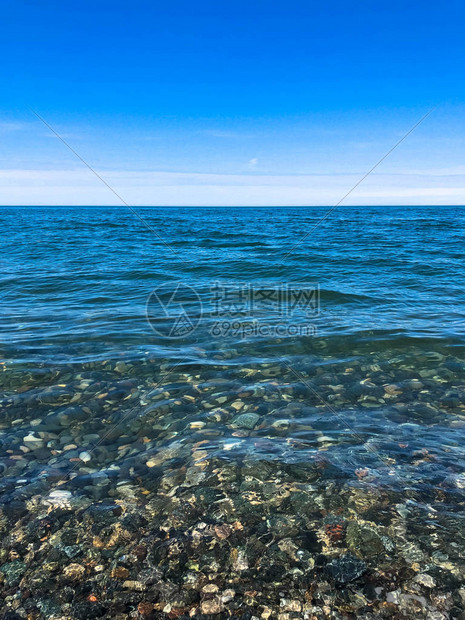 美丽的多色圆石在海河流湖泊池塘海洋和沸腾的水中图片