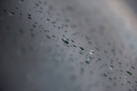 玻璃表面上的雨滴图片