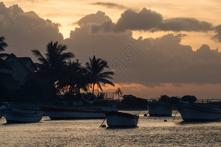 毛里求斯的一个小海湾黄昏时有图片