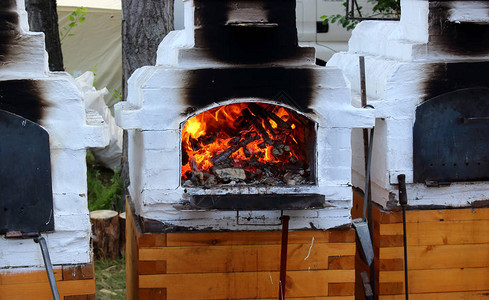 俄罗斯传统白色炉灶烧火背景图片