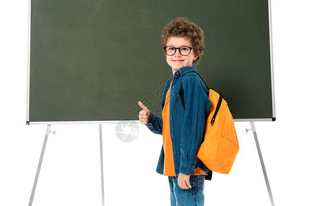 带着眼镜微笑的男孩站在黑板旁边图片