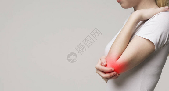 患有慢联合风湿病的妇女Elbow疼图片