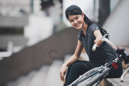 城市背景的生活方式运动妇女和保健骑自行车图片