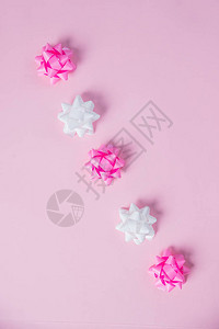 白色背景上的粉红丝带蝴蝶结图片
