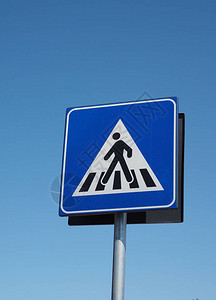 警告标志在蓝天的斑马线交通标志图片