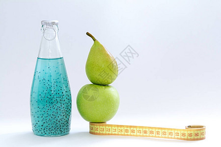 一厘米一个苹果一个梨子和玻璃瓶图片