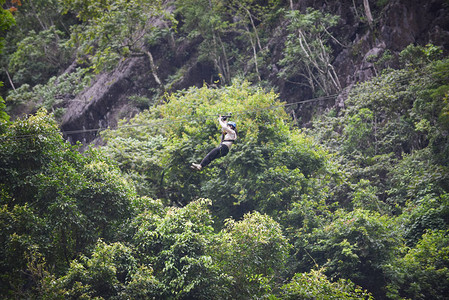 Zipline令人兴奋的体育冒险活动挂在林中大树上在VangVien图片