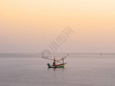 夏日的沙滩背景鱼船在海面上漂浮早晨图片