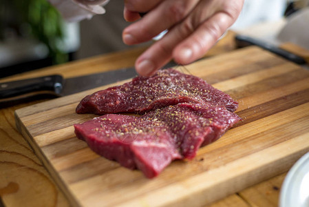 用香料烹制的肉图片