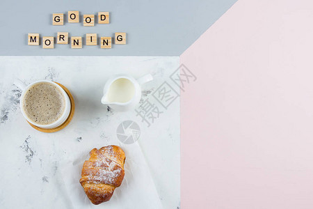早上好早餐极简主义概念一杯咖啡羊角面包和三色背景上的文字早安平图片