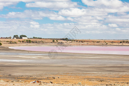 一个古老的盐湖在澳大利亚西维多利亚州斯特莱塔姆附近发生旱灾图片
