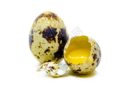 一只全蛋和一个破碎的原始棕色斑点在白色图片
