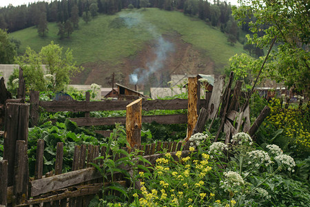 俄罗斯农村生活的有趣缩短古老的木制建筑带有房屋的地块和烟图片