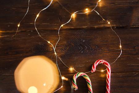 圣诞概念薄荷条纹棒糖和灯光花环图片