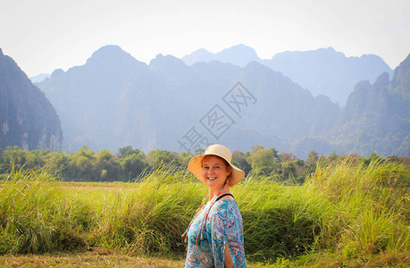 在老挝万荣村美丽的喀斯特山脉背景下图片