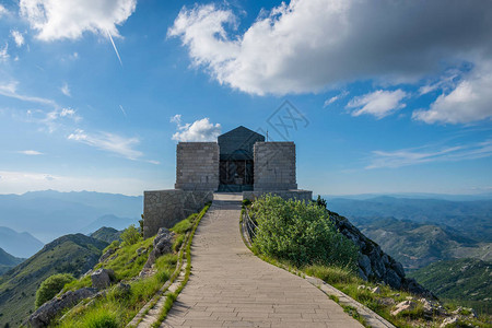 NegoshMausoleum在高山顶端和光滑的Lov图片