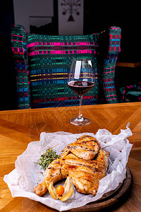 餐厅内部的烤鸡和一杯红酒图片