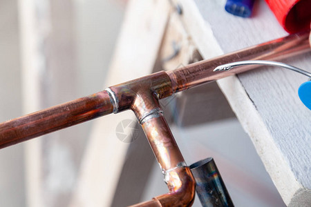 特写专业焊接铜管燃气烧器概念安装水暖更换焊锡膏管道维修专业水暖师图片