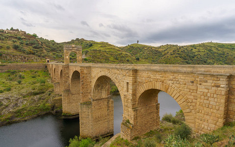 Alcantara大桥也称为Alcantara的Trajan大桥图片