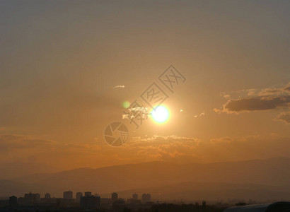 金色的夕阳天空景观图片