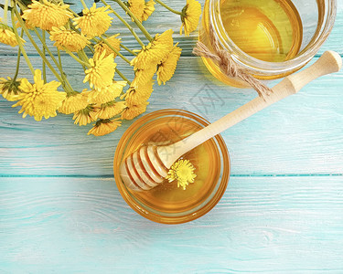 新鲜蜂蜜木本底的黄色菊花图片