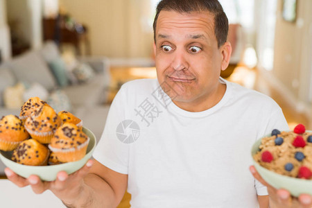 在家吃早餐的男人图片