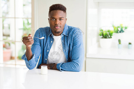 非裔美国人吃健康的天然酸奶图片