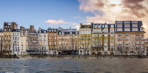 对塞纳河岸的数字操纵在法国巴黎被淹没图片